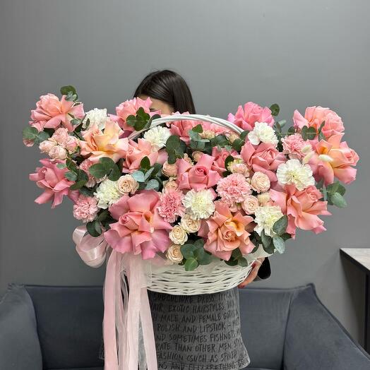 "Madly in Love" basket with Roses Ecuador and Diantus