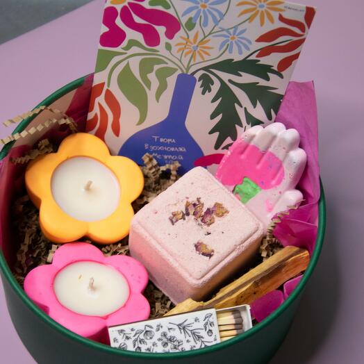 Подарочный набор с яркими свечами-цветочками