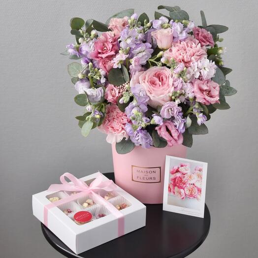 Gift set "Palermo" mini: Belgian chocolate, postcard and flowers