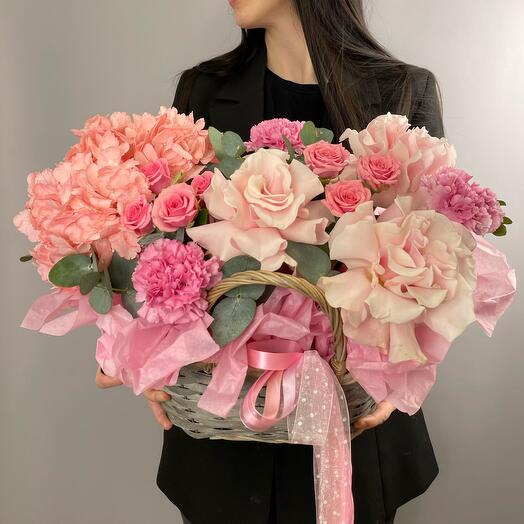 July hit with a 30%discount 🌸 🎁 Basket with French rose, hydrangea, eucalyptus with delivery in Moscow