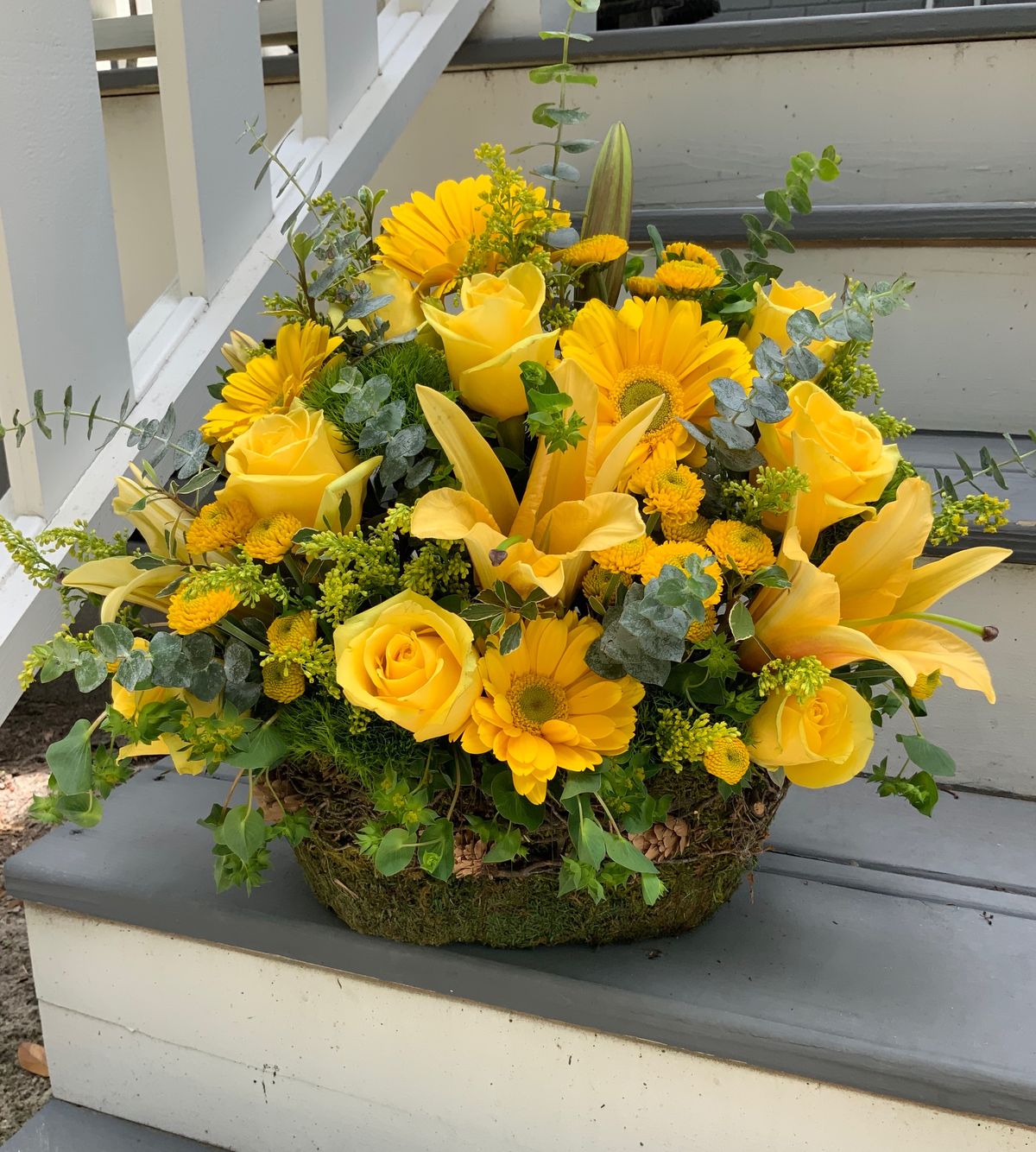 Элегантная корзина с цветами 💮