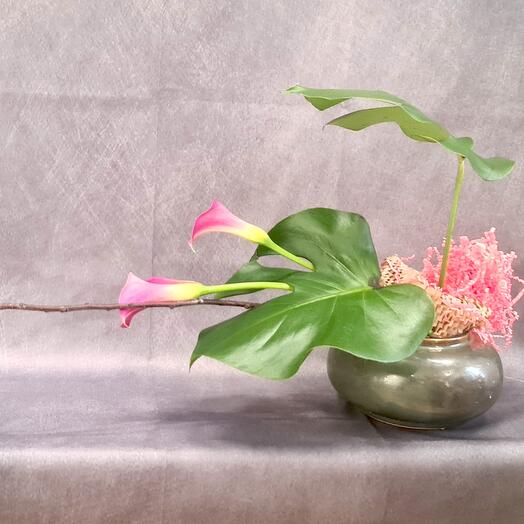 Ikebana with callaas (with a vase)