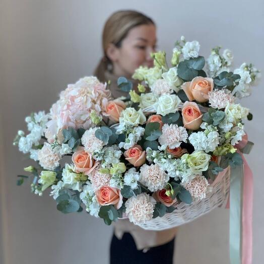 Корзина с цветами, розы, гортензия, эустома