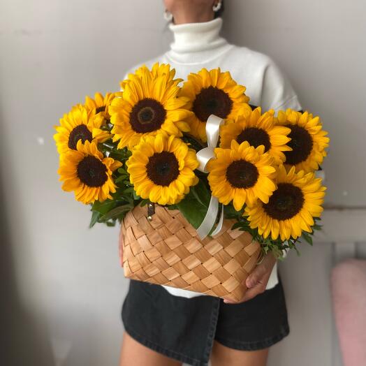 11 подсолнухов в корзине