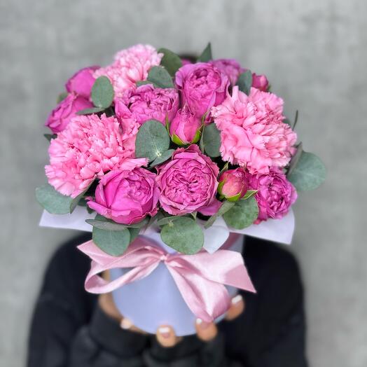 Пионовидные розы Мисти Баблс, гвоздики и эвкалипт в шляпной коробке размер XS. Цветы в коробке