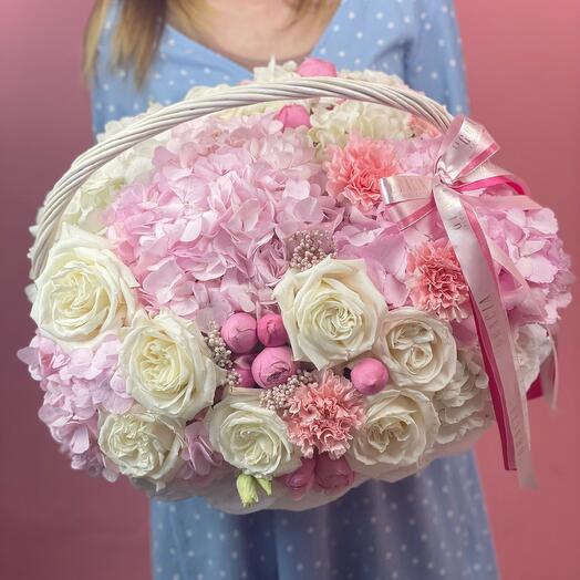 Delicate pink basket with flowers white roses, pink lush hydrangea Premium