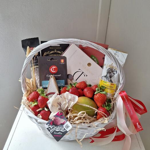 Delicious cheese-item-fruit gift basket. Cheese, cutting, sweets, mangoes, strawberries and sausage