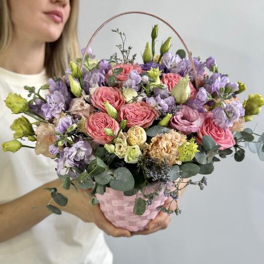 Маленькая корзинка с розами пионовидными маттиолой и эустомой