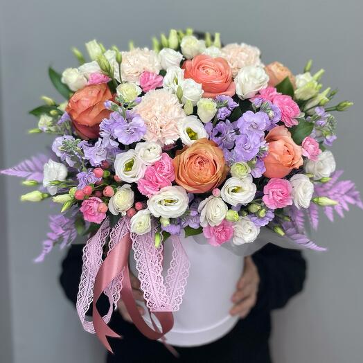 Авторский букет с Маттиолой , Розой Кахала и Лизиантусом