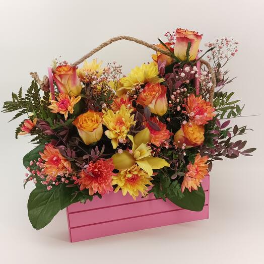 Композиция в ящике из желтых орхидей, хризантем,веточками гипсофилы