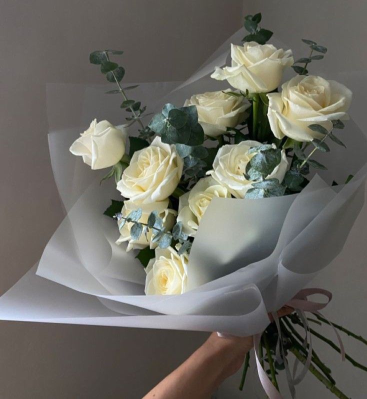 25 white roses