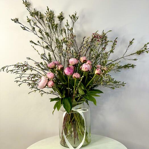 Interior bouquet with peonies of Sarah Bernard, Verboy and Hailacium