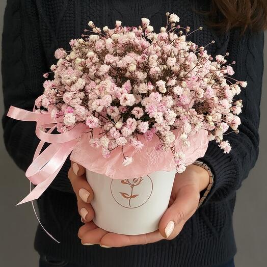 Bouquet-smie in a glass of pale pink gypsophila