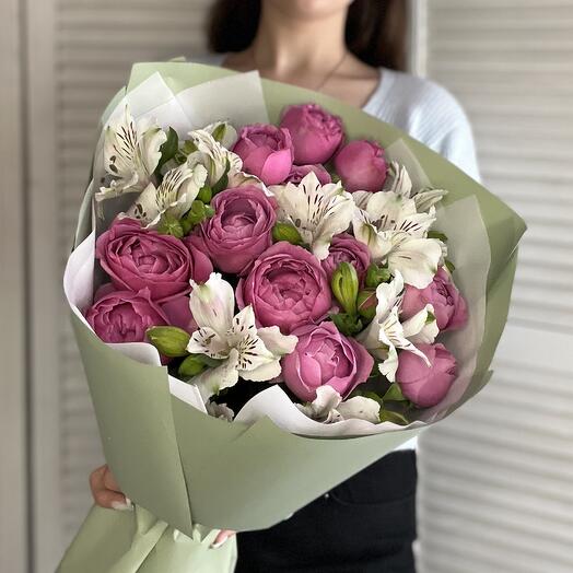 Букет из кустовых пионовидных роз и альстромерий