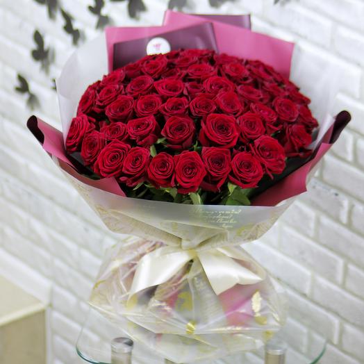 51 красная роза в дизайнерской упаковке