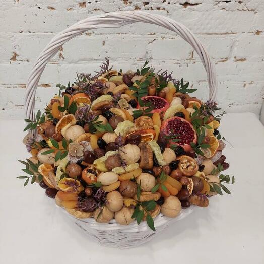 Подарочная корзина с сухофруктами, орехами и гранатами (Корзина 25 см)