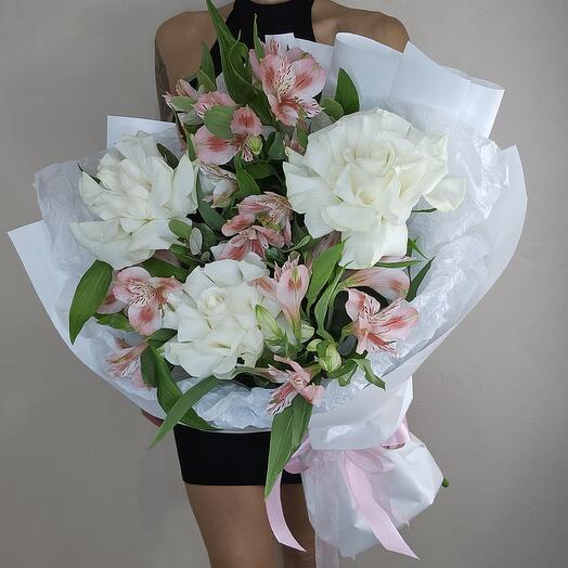 Авторский букет из французских роз и альстромерии