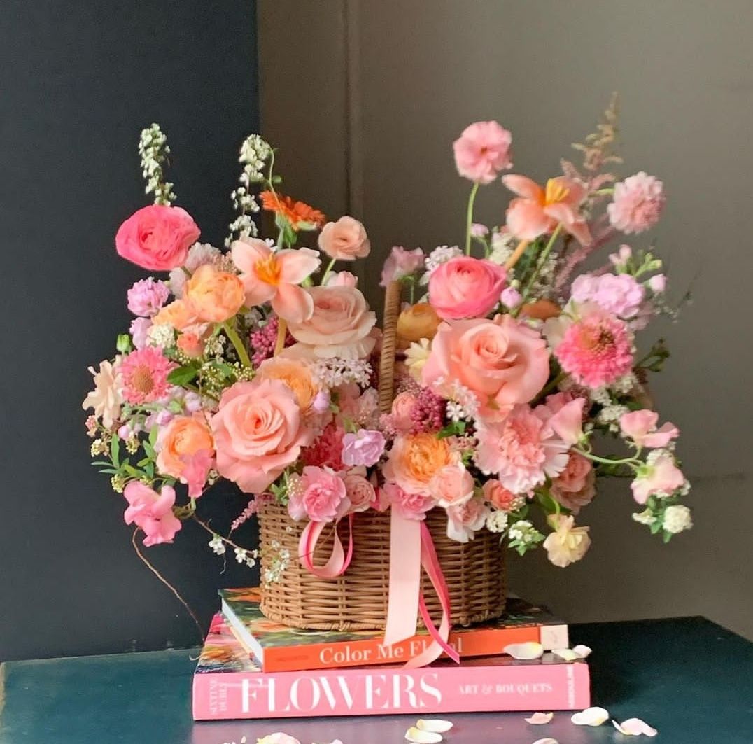 Праздничная корзина с цветами 🎉