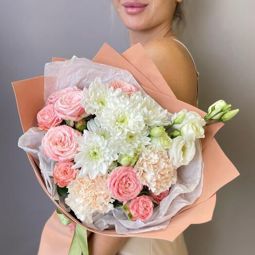 Пудровая нежность с кустовыми розами , диантусом , эустомой и хризантемой