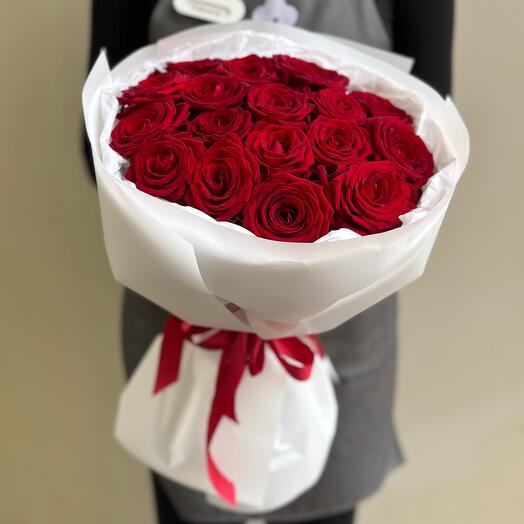 Bouquet of 17 red roses "Rafaello"