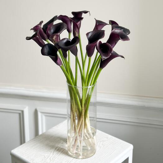 Черные каллы в стеклянной вазе Black Luxury