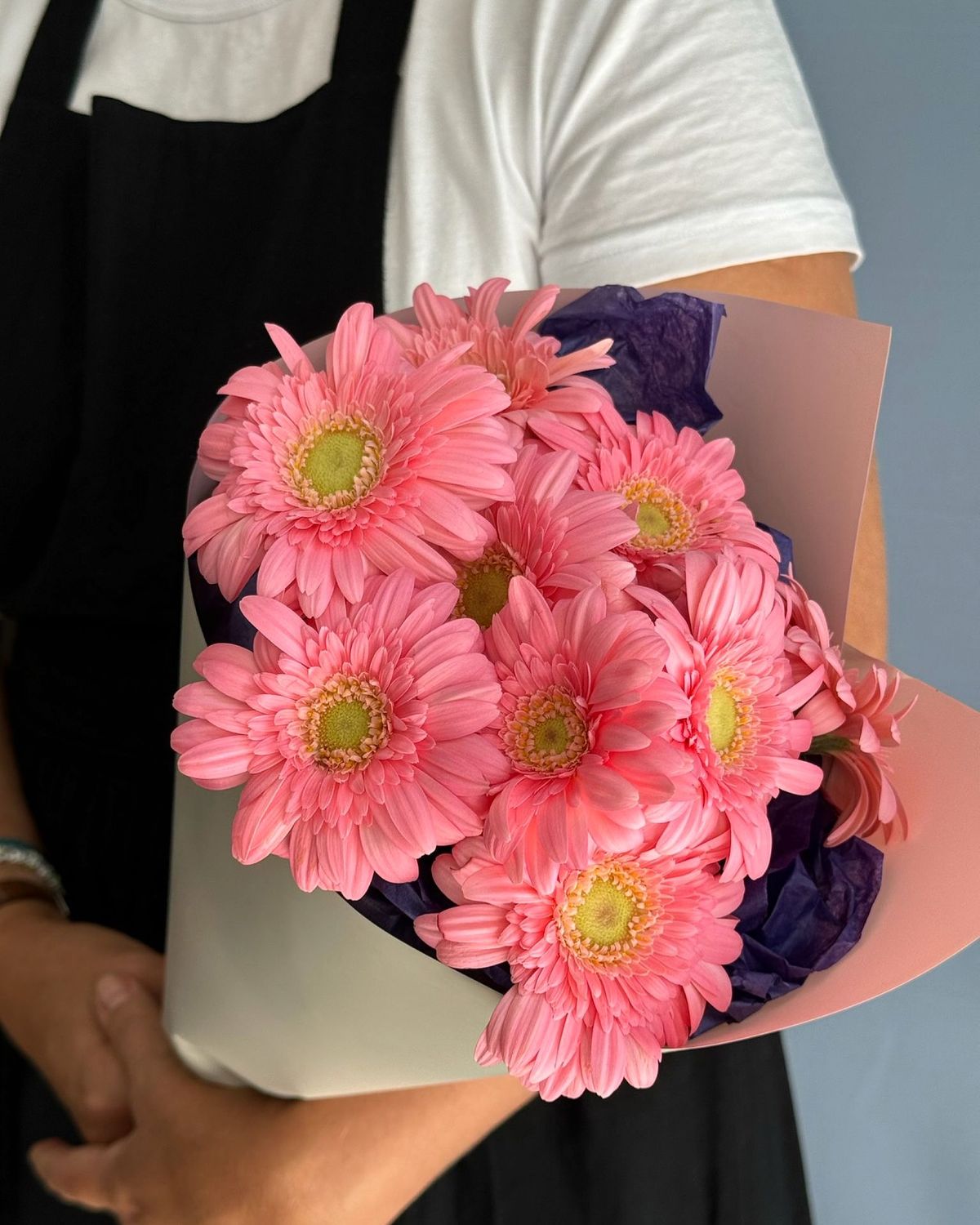 Bright mono bouquet 🌷