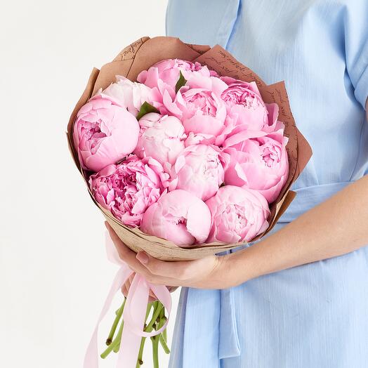 Букет из 11 пионов в крафте