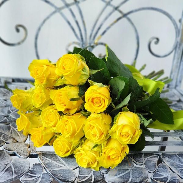 15 yellow roses
