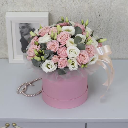 Белые эустомы и пионовидные розы с эвкалиптом в коробке "Нежное послание"