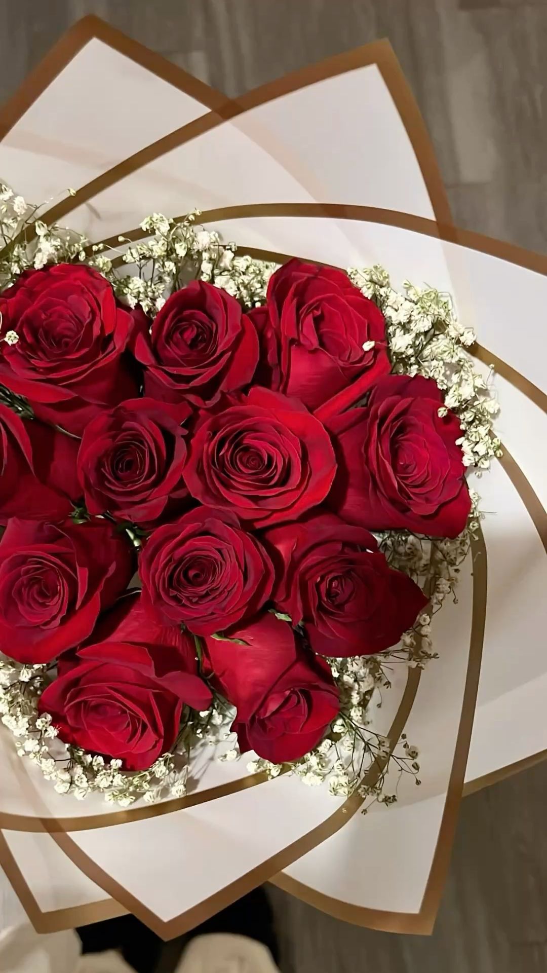 25 red roses