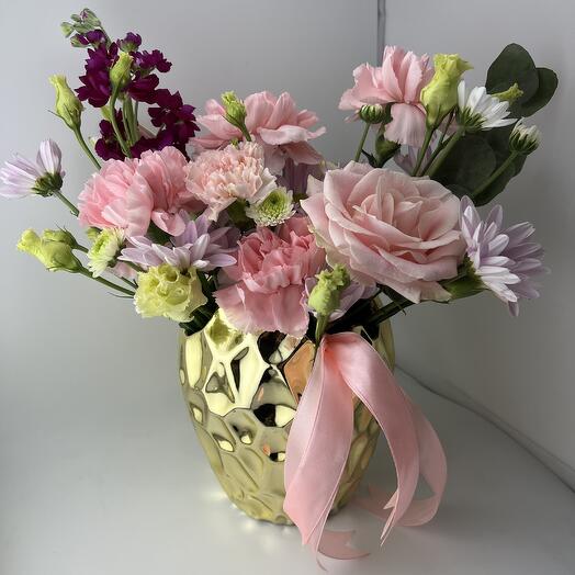 Розовая композиция микса нежных цветов в золотой вазе