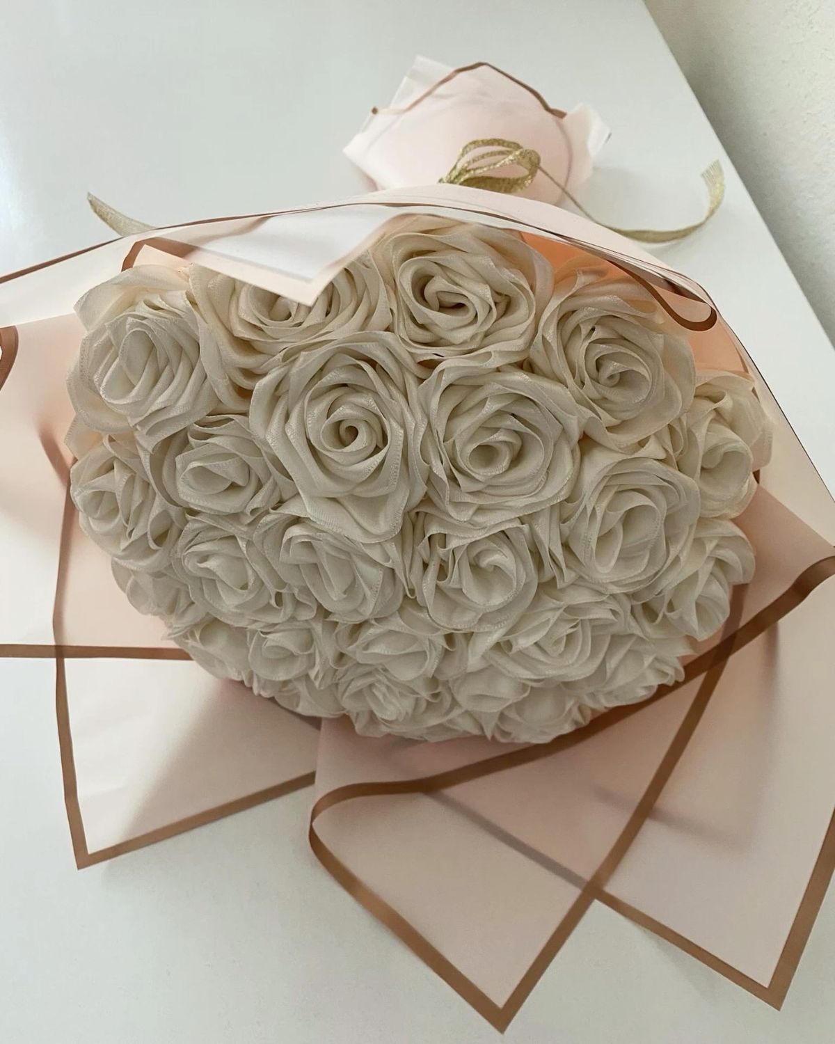 15 белых роз