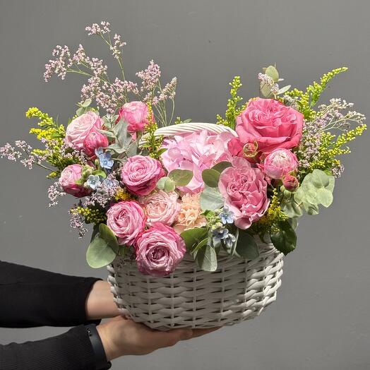 Композиция в корзине с пионовидными розами и гортензией 72