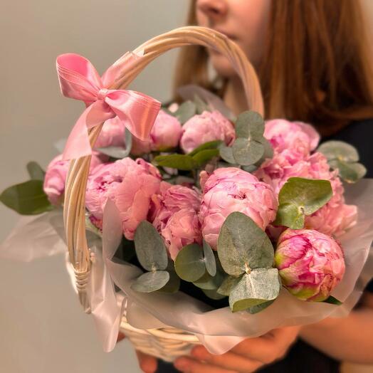 Пионы с эвкалиптом в корзинке