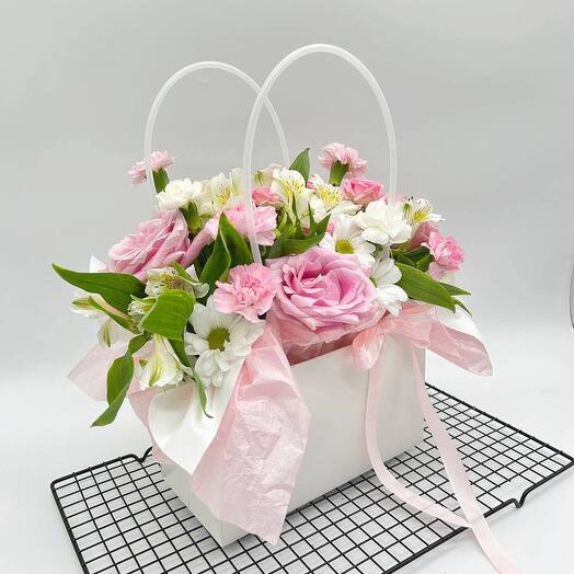 Букет из свежих роз, хризантем, альстромерий и гвоздик в белой сумочке с ручками