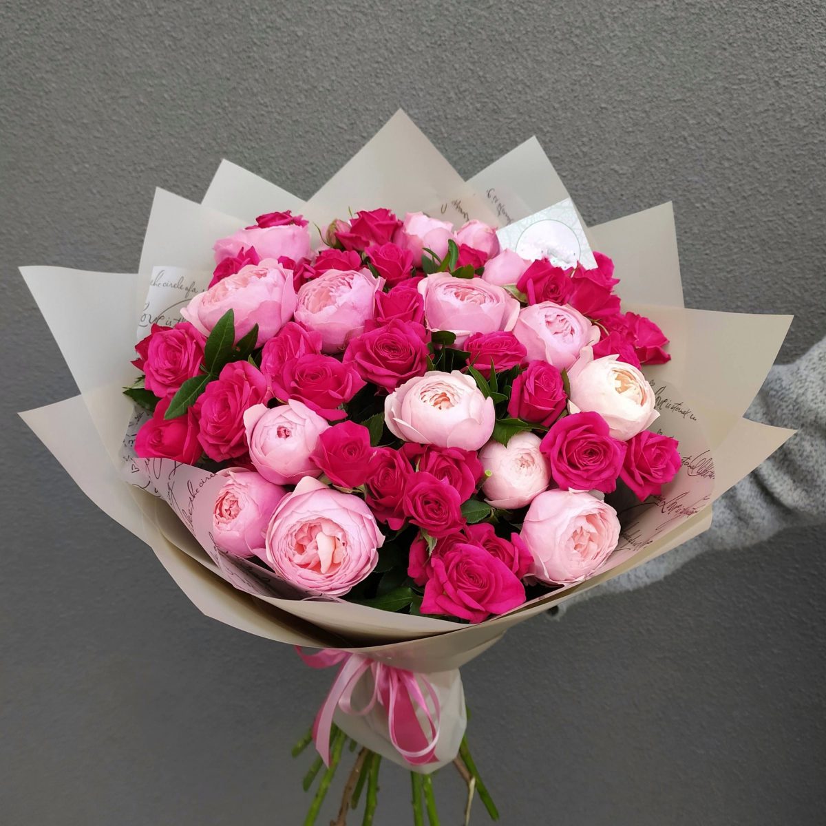 25 пионовидных роз