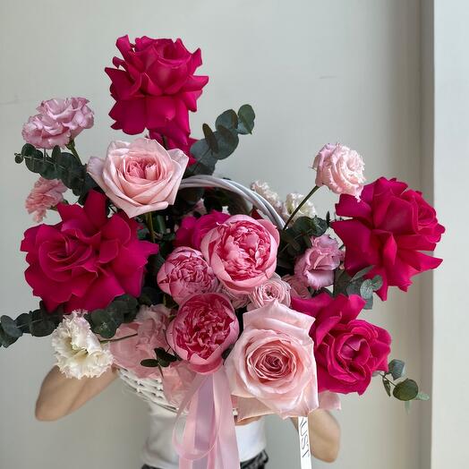 Ароматная яркая сборная корзина с французскими розами Пинк Флойд, пионовидными розами и пионами Салмон