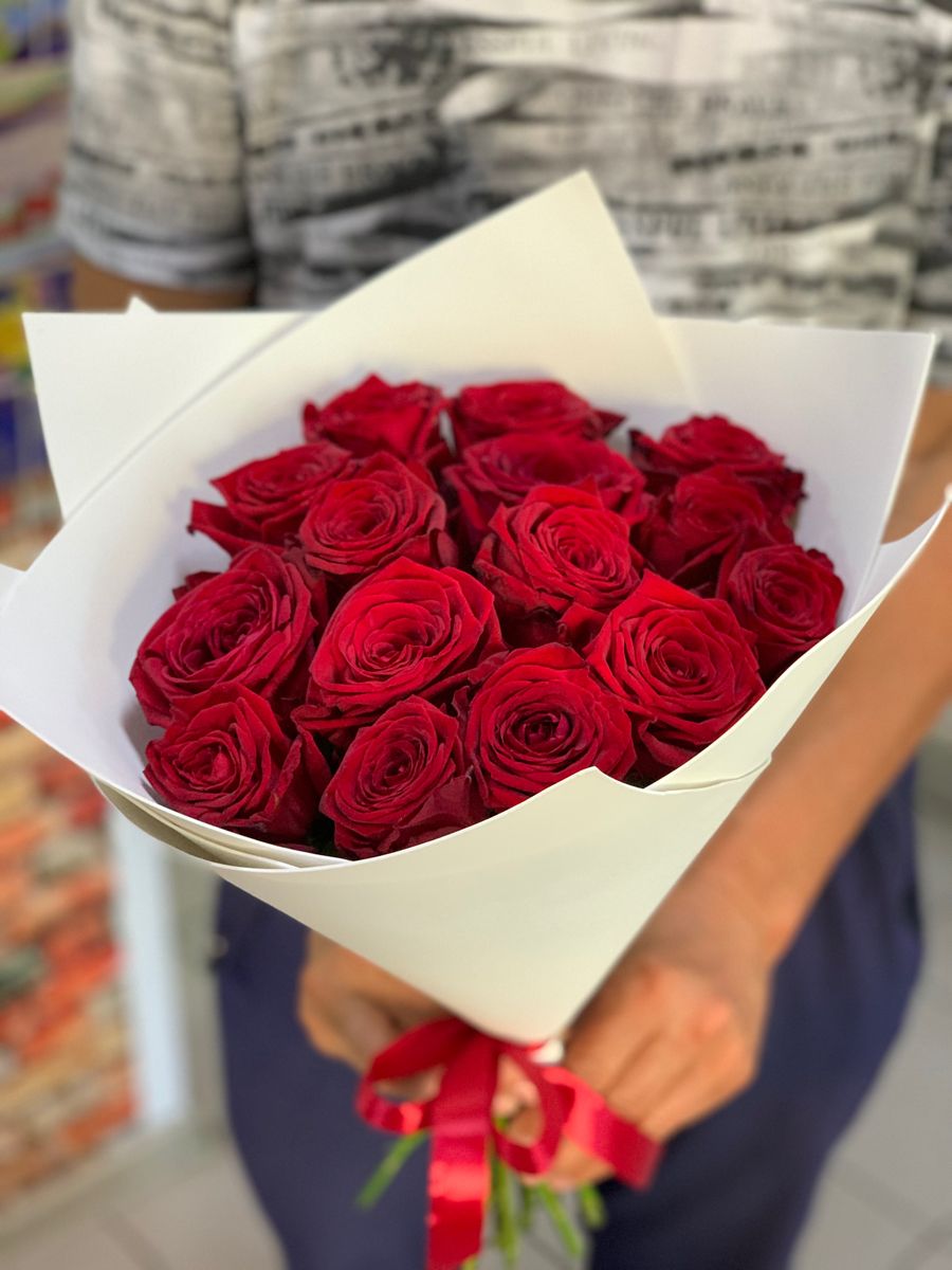 15 red roses