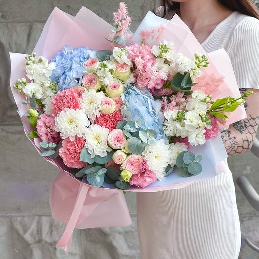 Bright bouquet of hydrangea and eastoma "Sonata"