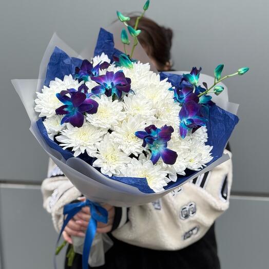 Синяя орхидя и хризантема в букете «Синяя страсть»е