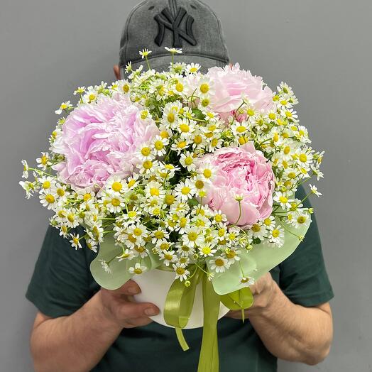 Пионы с ромашками в шляпной коробке