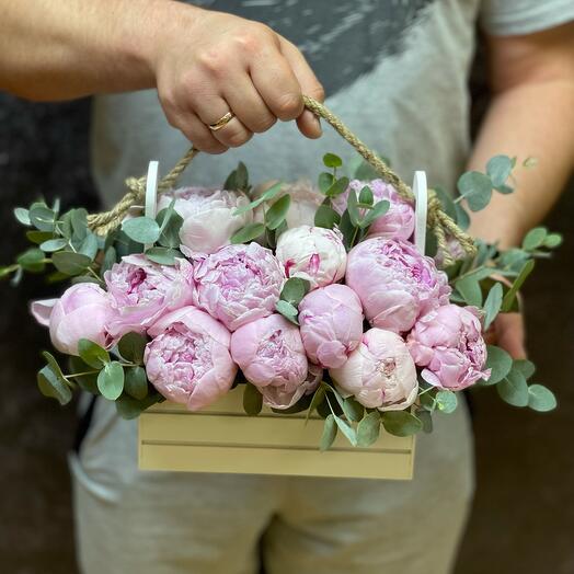 Пионы с эвкалиптом в деревянном ящике