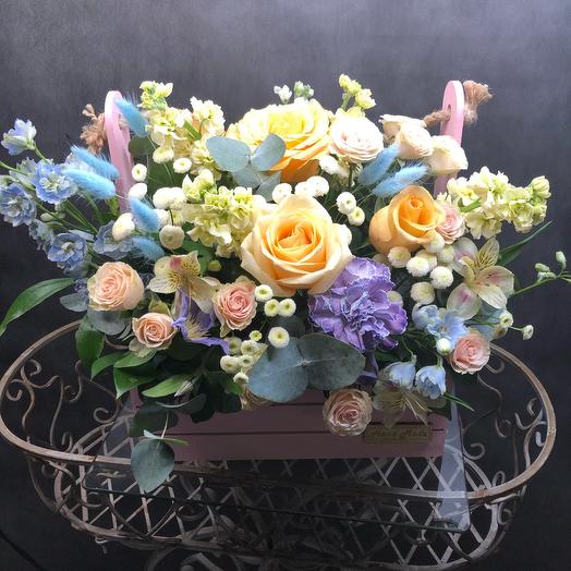 Ящик из цветов с лагурусом