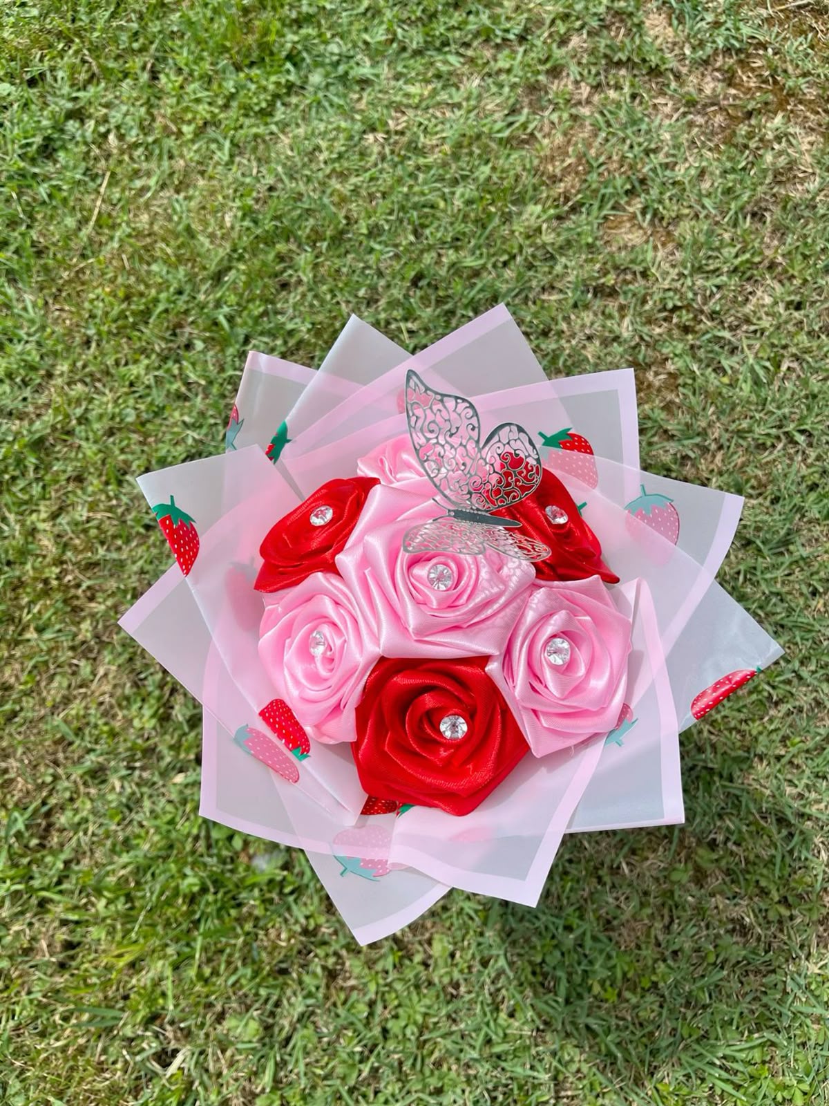 7 розовых роз