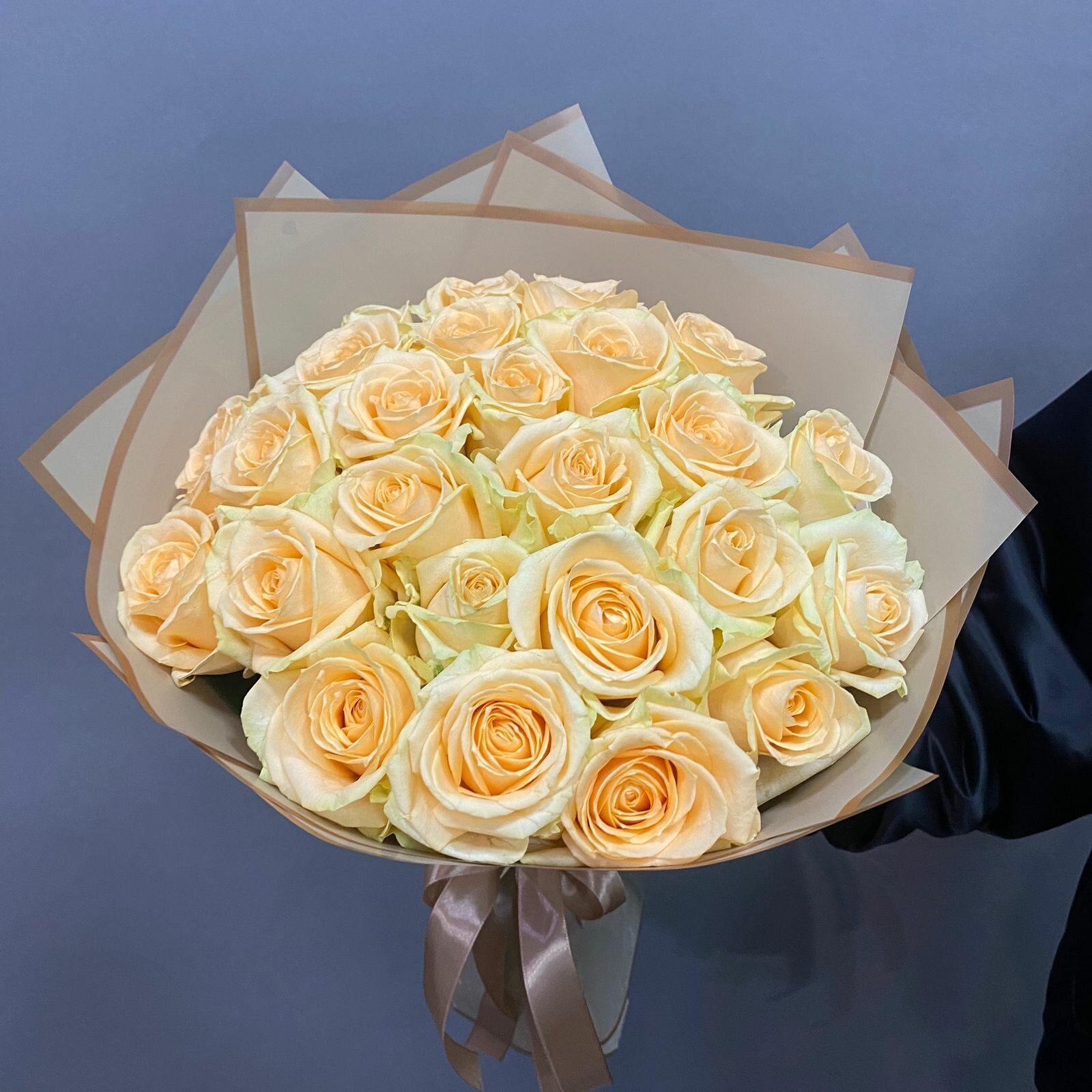 25 cream roses