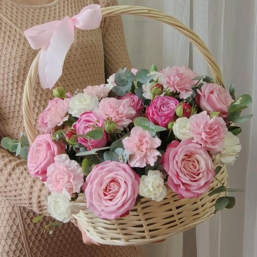 Корзина с пионовидными розами и кустовыми Диантусами