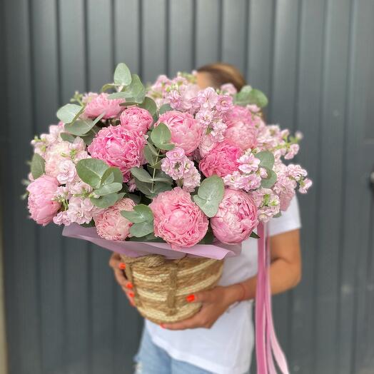 Кашпо с пионами матиолой и эвкалиптом