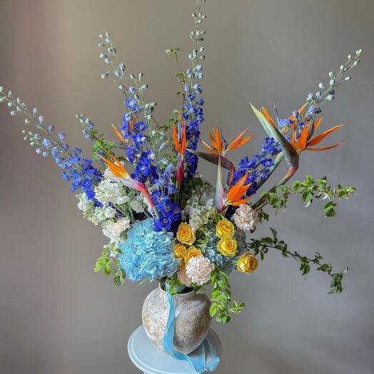 A luxurious interior bouquet with Street and dolphinium