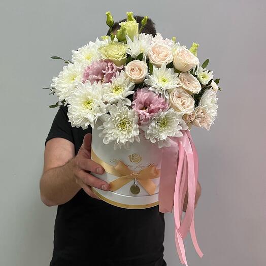 Эустома, кустовые розы и хризантема в шляпной коробке