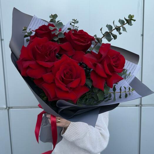 5 роз с эвкалиптом в букете «Страсть»